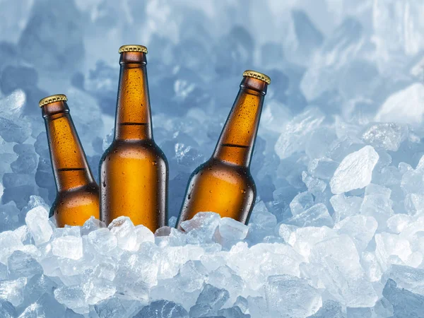 氷のキューブ内のビールの冷たいボトル 食べ物と飲み物の背景 — ストック写真