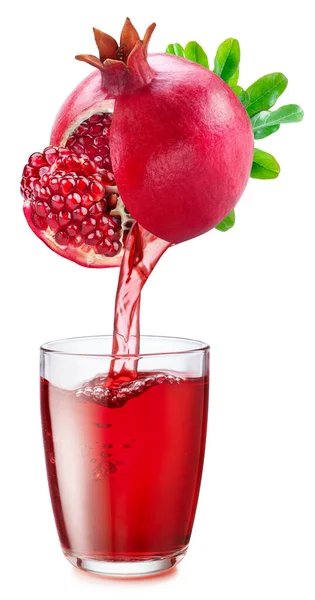 一杯石榴汁和新鲜的果汁从水果中倒入玻璃杯中 背景为白色 — 图库照片