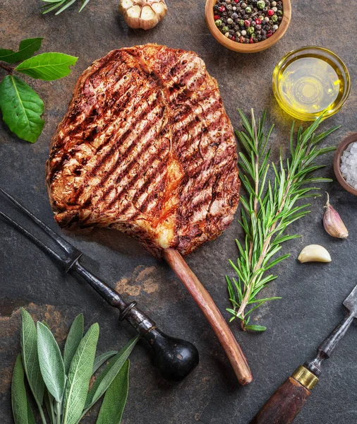 Asado Delicioso Bistec Ribeye Variedad Hierbas Condimentos Alrededor Sobre Fondo — Foto de Stock