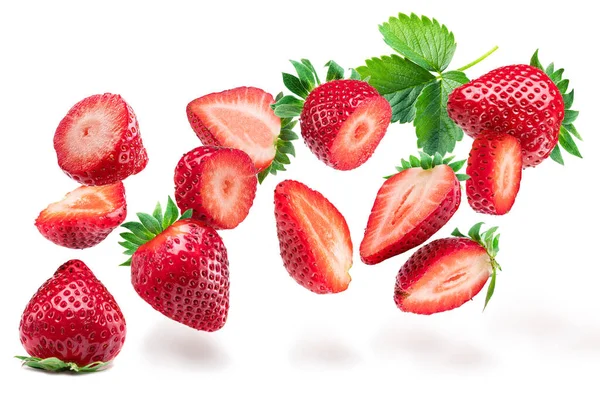 Erdbeeren Und Scheiben Geschnittene Erdbeeren Fliegen Der Luft Isoliert Auf — Stockfoto
