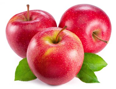 Beyaz arkaplanda yeşil yapraklı olgun kırmızı elmalar.