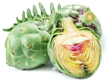 Beyaz arkaplanda yeşil enginar ve enginar kalbi izole edilmiş..