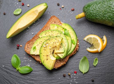 Avokado tostu. Avokado dilimli ekmek. Üst görünüm.