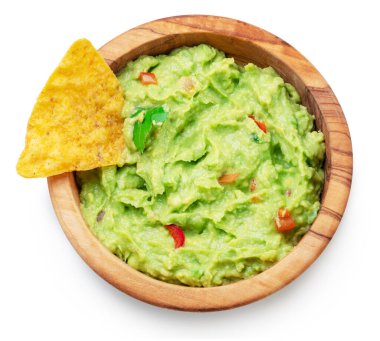 Guacamole kasesi ve mısır cipsi beyaz arka planda. Üst Manzara. Dosya kırpma yolu içeriyor.