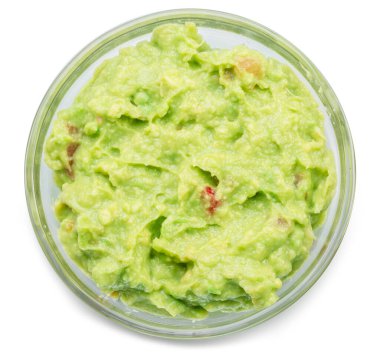 Beyaz arka planda cam bir kase guacamole. Dosya kırpma yolu içeriyor.