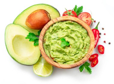 Guacamole kasesi ve guacamole malzemeleri beyaz arka planda izole edilmiş. Düz yatıyordu.