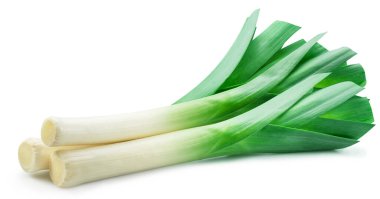 Taze yeşil pırasa kökleri beyaz arka planda izole edilmiş. Dosya kırpma yolu içeriyor.