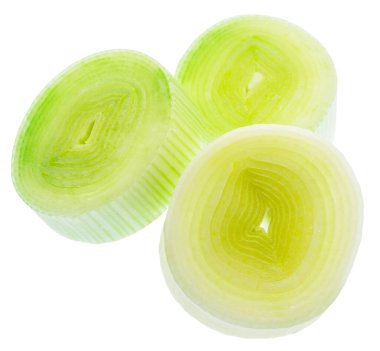 Beyaz arka planda taze kesilmiş pırasa. Dosya kırpma yolu içeriyor.