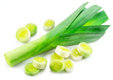 Taze yeşil pırasa sapları ve beyaz arka planda izole edilmiş pırasa dilimleri..