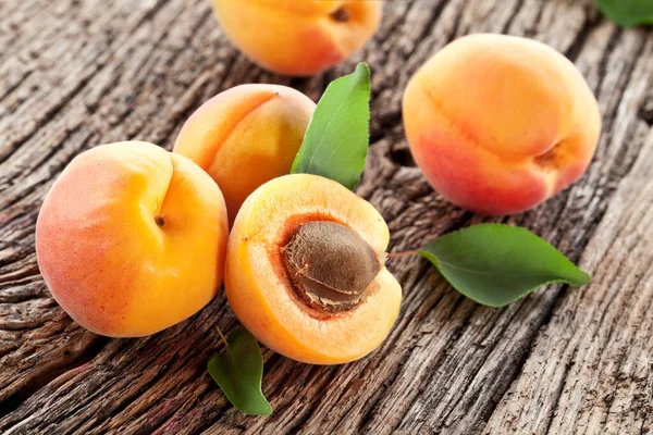 Ripe Apricots Old Wooden Table — Stock Photo, Image