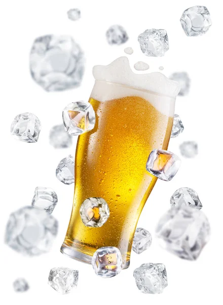 Bicchiere Birra Circondato Cubetti Ghiaccio Volanti Immagine Concettuale Refrigerazione Vetro — Foto Stock