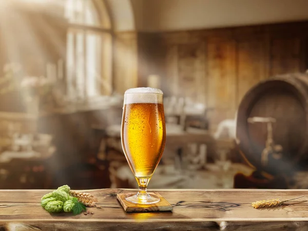 木制桌面上放了一杯冰镇啤酒 背景是模糊的复古风格吧 — 图库照片