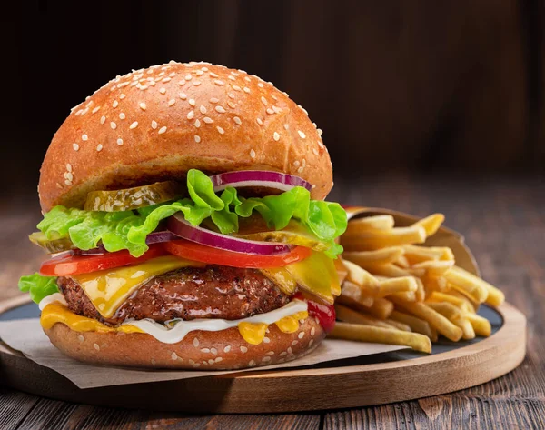 Νόστιμο Cheeseburger Χάμπουργκερ Και Τηγανητές Πατάτες Ξύλινο Δίσκο Γκρο Πλαν — Φωτογραφία Αρχείου