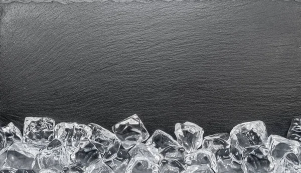 Натуральний Кам Яний Чорний Шифер Служить Тарілкою Кубиками Льоду Розташованими — стокове фото