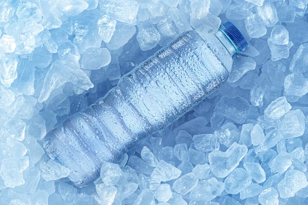 Κρύο Μπουκάλι Νερό Πάνω Από Παγάκια Υπόβαθρο Τροφίμων Και Ποτών — Φωτογραφία Αρχείου