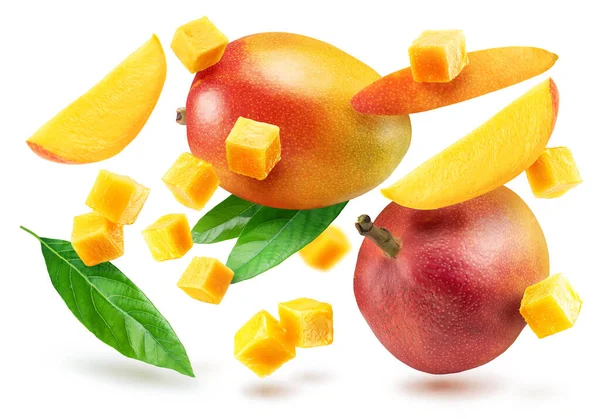 Φρούτα Μάνγκο Και Φέτες Μάνγκο Που Πετούν Απομονωμένα Λευκό Φόντο — Φωτογραφία Αρχείου