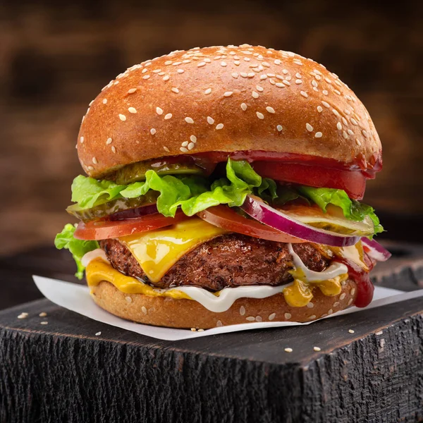 Νόστιμο Cheeseburger Χάμπουργκερ Ξύλινο Δίσκο Close — Φωτογραφία Αρχείου