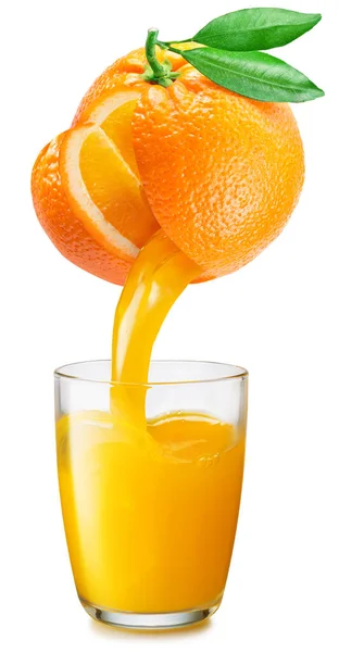 オレンジジュースと生ジュースのグラスが白い背景に果物からガラスに注ぐ — ストック写真