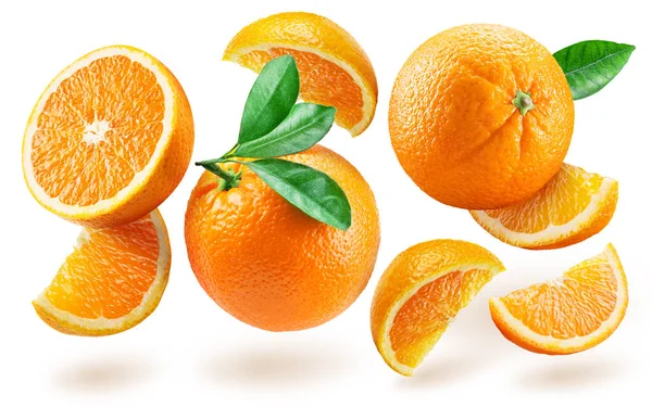 Orangenfrüchte Und Orangenscheiben Schweben Der Luft Auf Weißem Hintergrund — Stockfoto