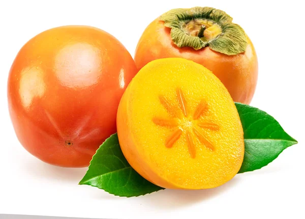 オレンジ柿の実や柿の実を葉で熟し 白い背景に孤立した果実を横切ります — ストック写真