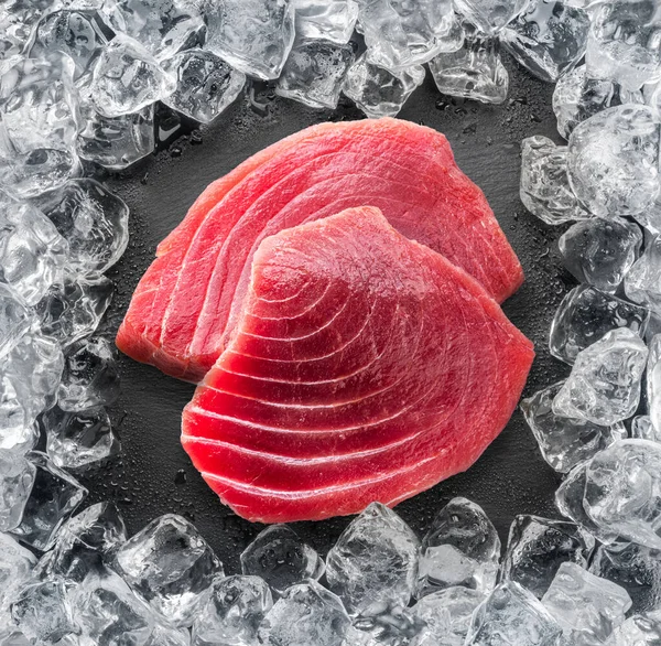 Chlazený Tuňákový Steak Kamenné Černé Břidlici Servírující Talíř Kostky Ledu — Stock fotografie