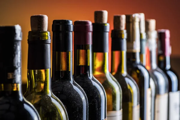 有瓶塞的和无瓶塞的酒瓶排成一排 葡萄酒背景 — 图库照片