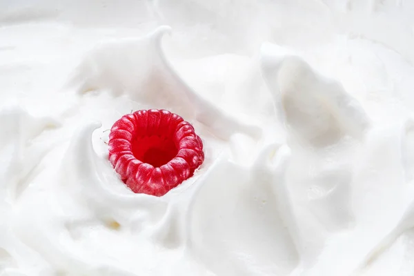 酸奶或奶油中新鲜的覆盆子 顶部视图 — 图库照片