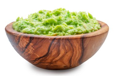 Beyaz arka planda guacamole kasesi. Dosya kırpma yolu içeriyor.