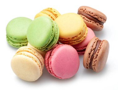 Beyaz arka plan üzerinde izole renkli Fransız macarons.