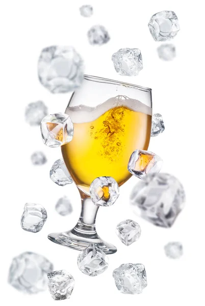 Bicchiere Birra Circondato Cubetti Ghiaccio Volanti Immagine Concettuale Refrigerazione Vetro — Foto Stock