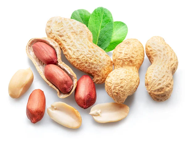 Erdnüsse Ganz Und Geknackt Isoliert Auf Weißem Hintergrund — Stockfoto