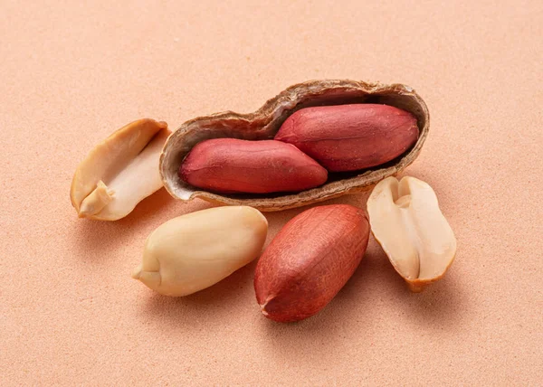 Erdnüsse Ganz Und Geknackt Isoliert Auf Beigem Hintergrund — Stockfoto