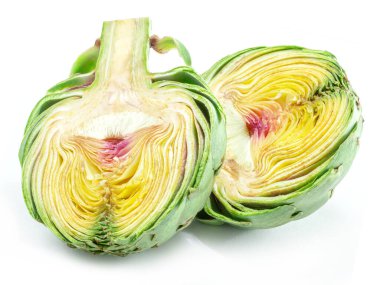 Beyaz arkaplanda iki yeşil enginar ya da enginar çekirdeği izole edilmiş..