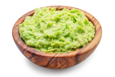 Beyaz arka planda guacamole kasesi. Dosya kırpma yolu içeriyor.