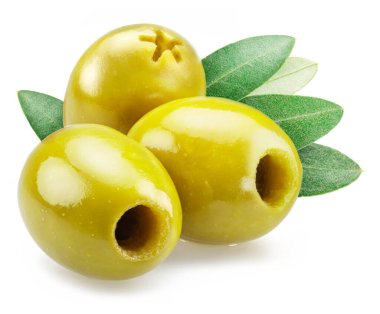 Beyaz arka planda izole edilmiş zeytin yapraklı üç çukur yeşil zeytin.