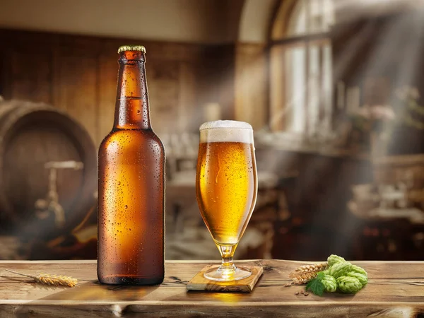 冷たいビール ビヤカスクと背景にぼやけたレトロスタイルのバーのボトルとガラス — ストック写真