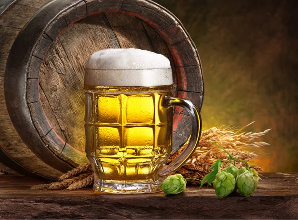 Bir Kupa Soğuk Bira Bira Fıçısı Zıpzıp Ahşap Masada Buğday — Stok fotoğraf