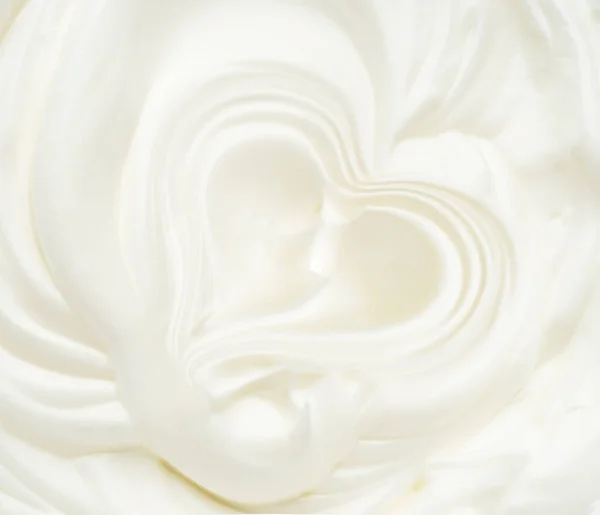 Hullámok Fehér Tojás Krém Alakú Szív Tejelő Joghurt Közelkép — Stock Fotó