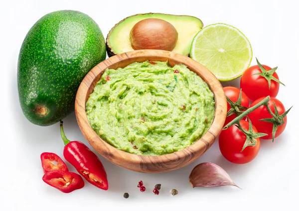 Guacamole kasesi ve guacamole malzemeleri beyaz arka planda izole edilmiş. Düz yatıyordu.