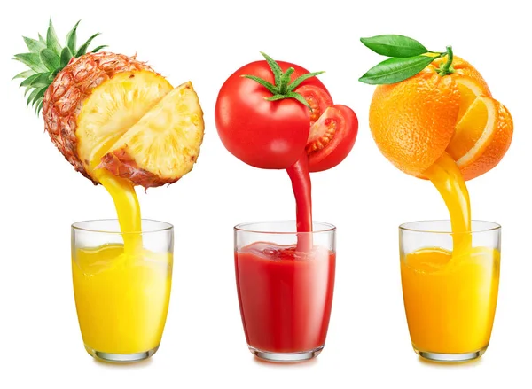 收集果汁杯和新鲜果汁从水果倒入杯子 隔离在一个白色的背景 创意形象为您的广告 — 图库照片