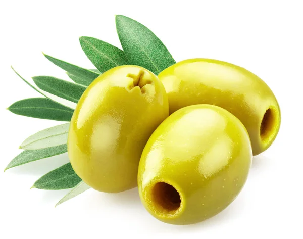 Drei Entkernte Grüne Oliven Mit Olivenblättern Isoliert Auf Weißem Hintergrund — Stockfoto