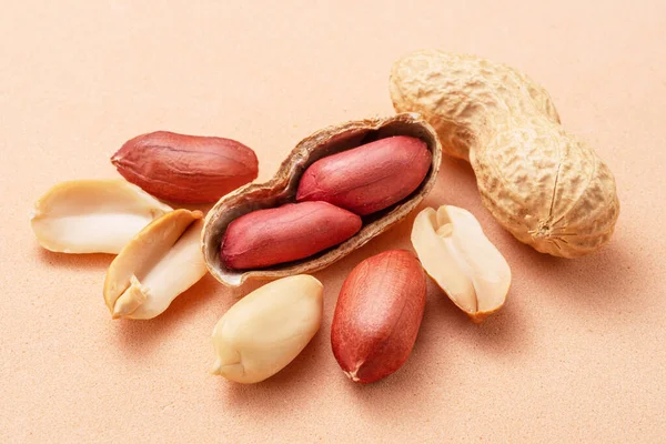 Erdnüsse Ganz Und Geknackt Isoliert Auf Beigem Hintergrund — Stockfoto