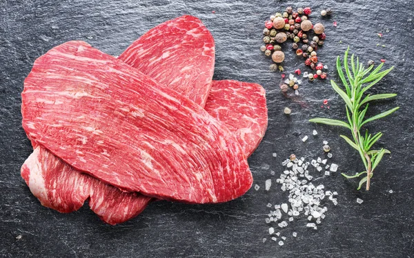Biberiyeli Çiğ Biftek Gri Tepside Diğer Baharatlar Üst Görünüm — Stok fotoğraf