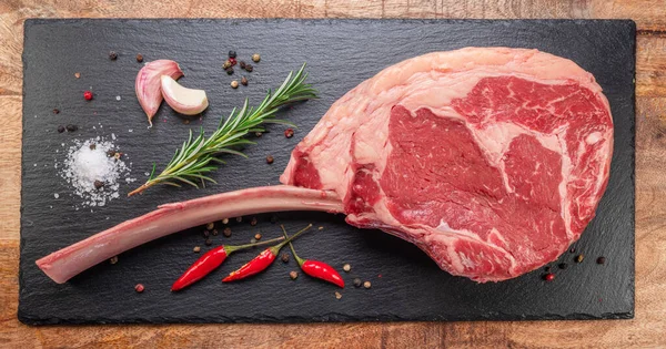 Nyers Borda Steak Csonttal Vagy Tomahawk Steak Fűszerekkel Pala Tálcán — Stock Fotó