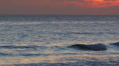 Portekiz 'deki Atlantik Okyanusu' nda güzel bir akşam batımı.. 