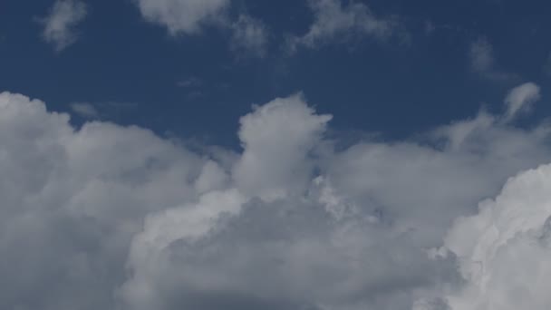 在蓝色的阳光普照的天空上 有4K个白云的时间间隔视频 夏日的蓝天时间消逝了 在云层中飞行的效果 — 图库视频影像