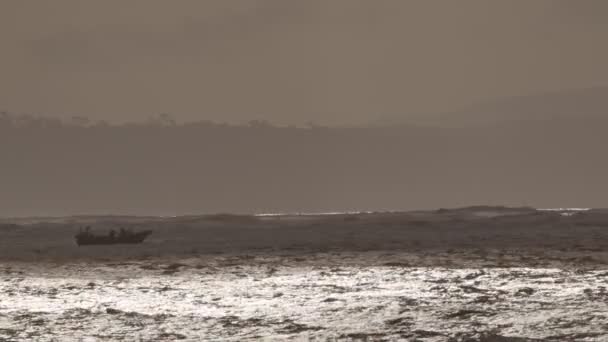 Landskap Med Oceansk Mörk Kust Med Stora Vågor Och Fiskebåt — Stockvideo