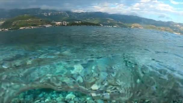 Vídeo Subaquático Câmera Lenta Fronteira Entre Água Bela Praia Rochosa — Vídeo de Stock