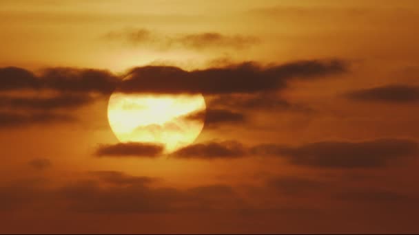 Belo Pôr Sol Nocturno Com Grande Sol Nuvens Escuras Oceano — Vídeo de Stock