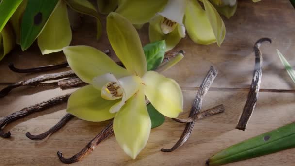 Flor Orquídea Baunilha Com Palitos Baunilha Uma Mesa Madeira Vintage — Vídeo de Stock